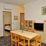 Daire Welcoming Family Flat Near Thermae